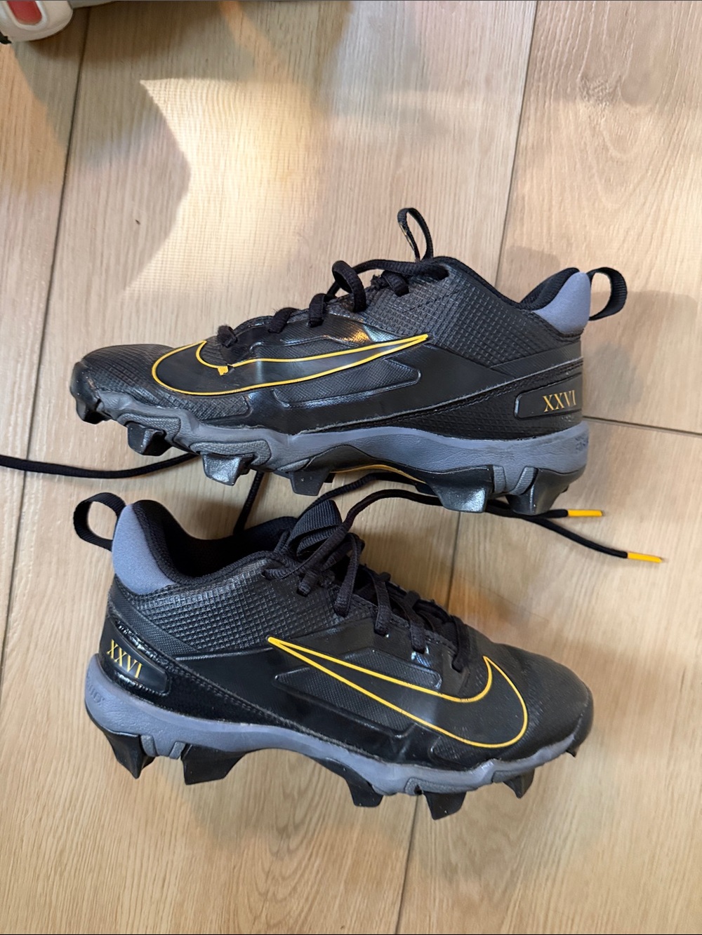 Nike Kids Black and Yellow Athletic Cleats